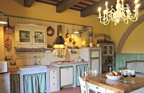Vicopisano Apartment | "Casa Torre dell'Orologio": historic home in Medieval village + garden near Pisa