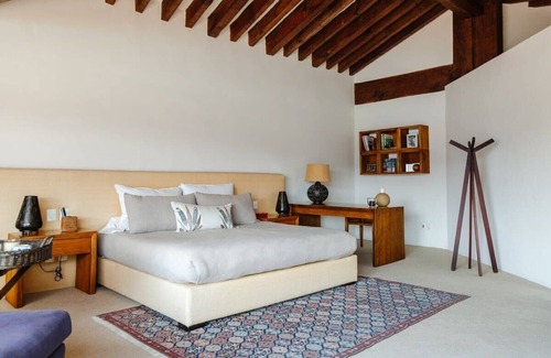 Centro House | Casa Tres Árboles: With a view of Valle Lake