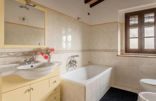 Gambassi Terme House | Casa Vecchia Rooms and Parking