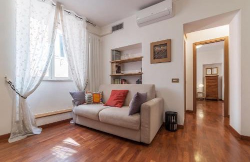 Rione II Trevi Apartment | Casa Zeffiro - FromHometoRome