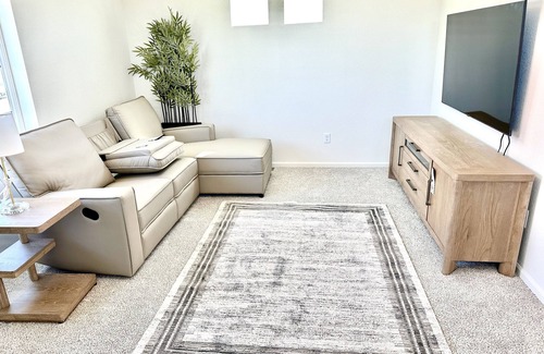 Aurora House | Casablanca Min from Denver Airport & Gaylord Hotel