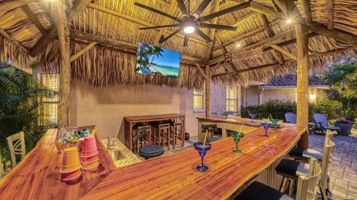South Poinsettia House | Casamigos - 1805