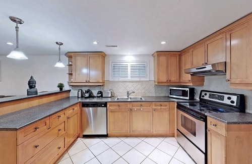 Newtonbrook Apartment | CasaPapa | Stylish 2-Bed Suite w/Full Kitchen & 80” TV