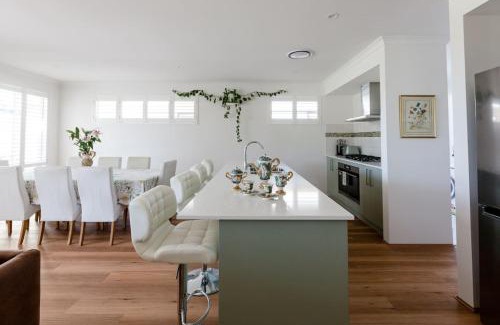 Dunsborough House | CasaSandra - Perfectly Located Tasteful Charm