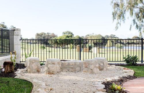Dunsborough House | CasaSandra - Perfectly Located Tasteful Charm