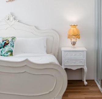 Dunsborough House | CasaSandra - Perfectly Located Tasteful Charm