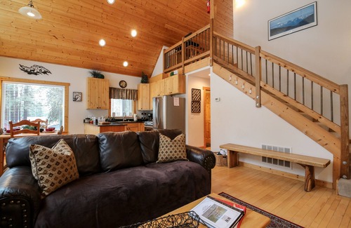 Leavenworth Cabin | Cascade Adventure-Hot Tub, ROKU, Firepit, BBQ