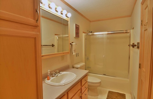 Clam Lake Ski Chalet | Cascade cabin on Clam Lake with cozy fireplace - Special Winter Rates