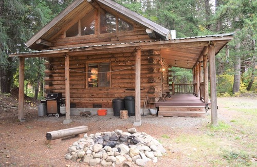 Packwood Cabin | Cascade Log Cabin | 1 Bed, 1 Bath