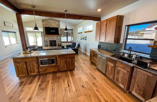 Donnelly House | Cascade Pines Lake House - Mountain Views - Sauna - EV Charger