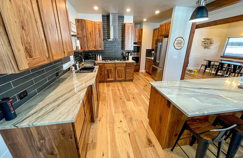 Donnelly House | Cascade Pines Lake House - Mountain Views - Sauna - EV Charger