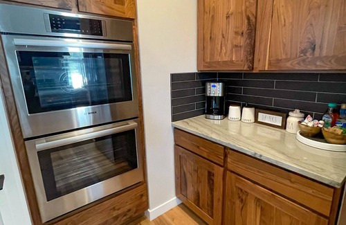 Donnelly House | Cascade Pines Lake House - Mountain Views - Sauna - EV Charger