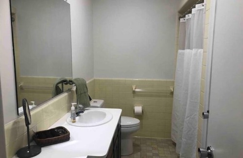 Grosse Pointe Apartment | Case de Mare ~ Luxury King & Queen beds Windmill Pointe