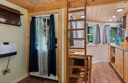 Cullowhee House | Casey Paradise Tiny Home Mountain Retreat near WCU