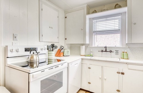 Lincoln City Cottage | Casita Del Mar | Walk to Beach + Game Room Fun