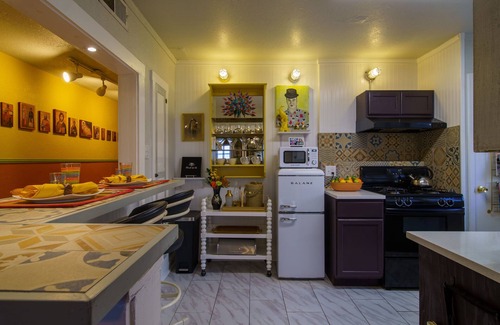 El Paso House | Casita Yandell - UNIQUE & STYLISH 1 BR in Midtown!