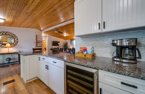 Steele Creek House | Castaway Cove—5 Bed Lakeside Retreat—Boat Rental!