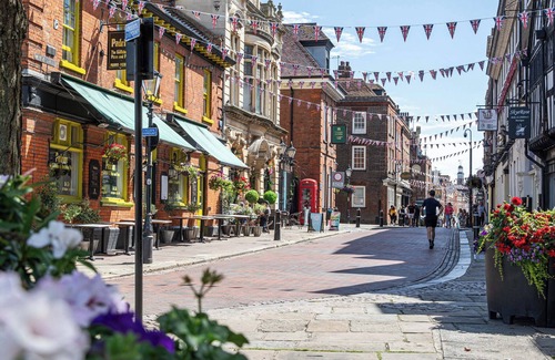 Wainscot Apartment | Castle Garden View - Two Steps from Central Rochester High Street