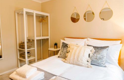 Warwick House | Castle Gate by Spa Town Property - Central Location with Large Living Space