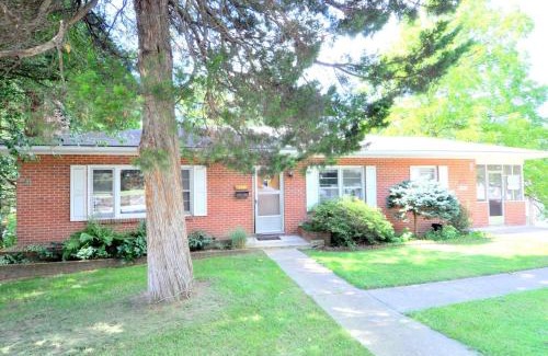 Berkeley Springs Ski Chalet | Castle View - Wifi, Pet Friendly, Screen Porch, Game Room, Grill, Family Friendly, Kid Friendly, Fireplace