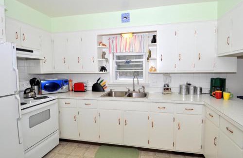Berkeley Springs Ski Chalet | Castle View - Wifi, Pet Friendly, Screen Porch, Game Room, Grill, Family Friendly, Kid Friendly, Fireplace