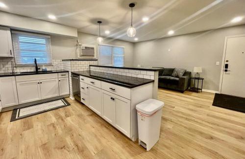 Joslyn Castle Apartment | Cathedral 6-Walk to UNMC
