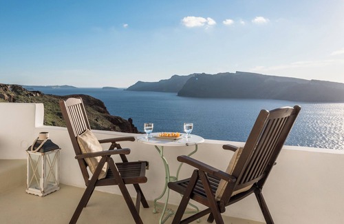 Kamari Hotel | Cave Nest Junior Suite with Caldera View *access via numerous steps