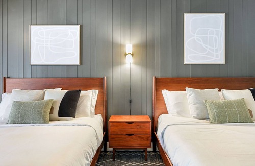 Dunsmuir Hotel | Cave Springs Resort Hotel Room 7 (Visit Mt Shasta)