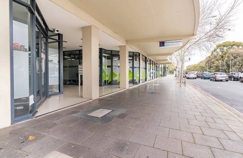 Adelaide Central Business District Apartment | CBD 2bedrms 2 onsuite bathrms, free parking and WiFi, sleeps 8n
