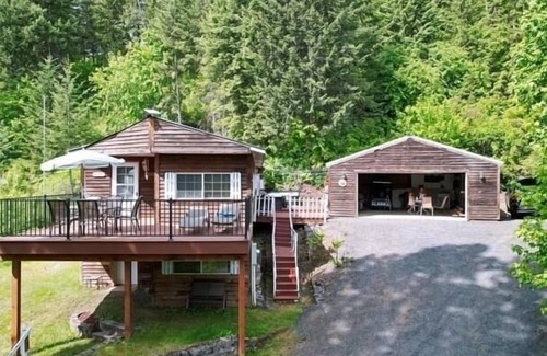Worley Cabin | CDALake-Kayaks-Hottub-BoatSlip-PoolTable
