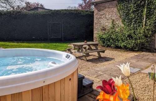 Llandenny Apartment | Cecile's Cottage at Cefn Tilla Court, Usk