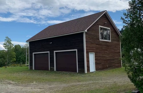Glover Cabin | Cedar A-frame cabin with finished bunkhouse, sleeps 14. WiFi, AC in Glover, VT