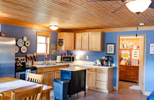 Charles City Cabin | Cedar Bend Cabin with 4 person hot tub!