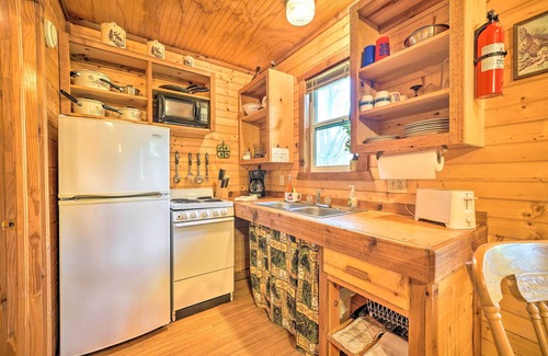 Davis Cabin | 'Cedar Falls Cabin 5': 1/2 Mile to Turner Falls