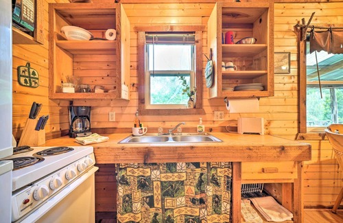 Davis Cabin | 'Cedar Falls Cabin 5': 1/2 Mile to Turner Falls