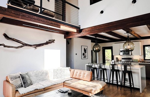 Idyllwild House | Cedar Haus: Modern Family Haven w Game Room, Hot Tub, EV Charger, Fully Fenced Y