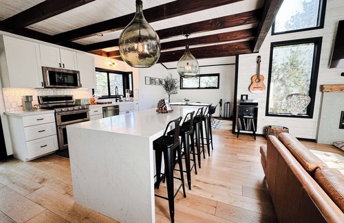 Idyllwild House | Cedar Haus: Modern Family Haven w Game Room, Hot Tub, EV Charger, Fully Fenced Y