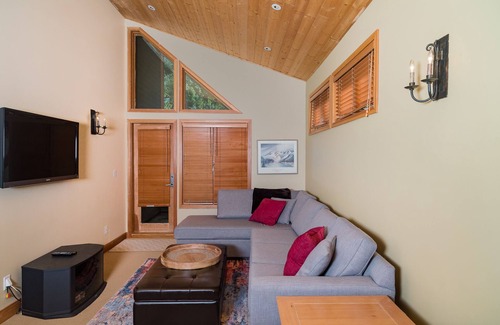 Upper Village Ski Chalet | CEDAR HOLLOW 11 | Ski-In, Ski-Out | Huge Living Space | Private Hot Tub & Garage