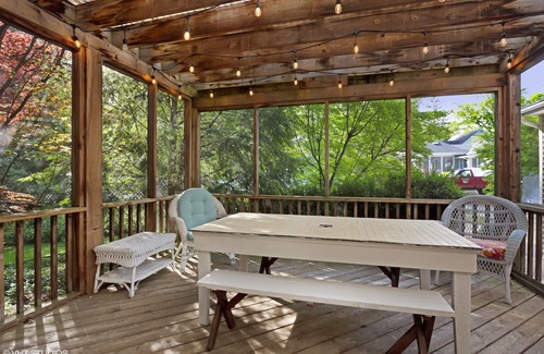 Union Pier House | Cedar Hollow Cottage: 4 Bed/2 Bath with HOT TUB and steps to beach!