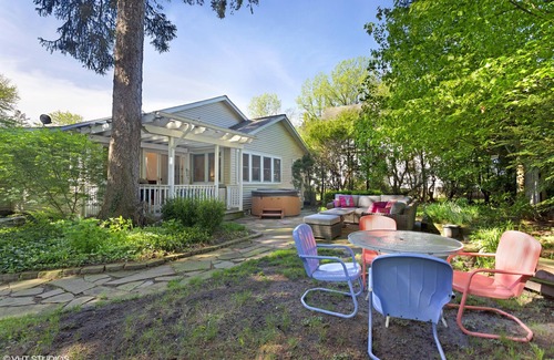 Union Pier House | Cedar Hollow Cottage: 4 Bed/2 Bath with HOT TUB and steps to beach!