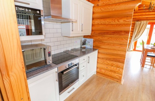 Castle Bytham Cottage | CEDAR LODGE, character holiday cottage in Greetham, Rutland