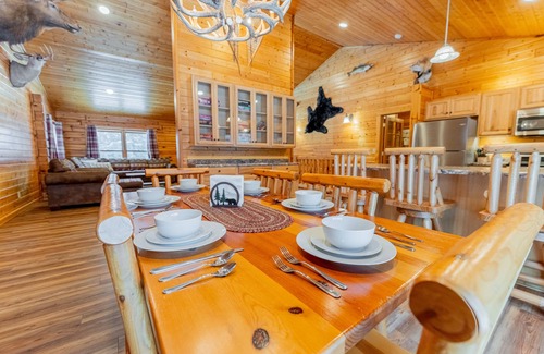 Munising Cabin | Cedar Pine Lodge & Trails End Barn:Leaf-Peeping Paradise – Your Fall Retreat Awaits!