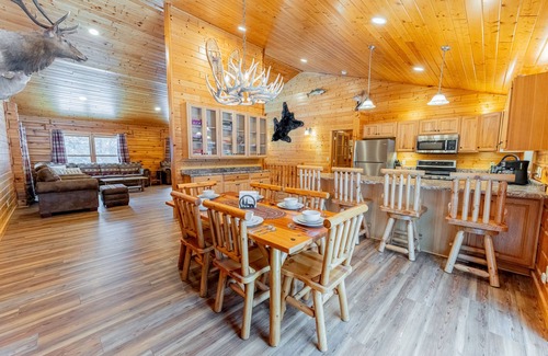 Munising Cabin | Cedar Pine Lodge & Trails End Barn:Leaf-Peeping Paradise – Your Fall Retreat Awaits!