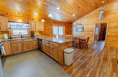 Munising Cabin | Cedar Pine Lodge & Trails End Barn:Leaf-Peeping Paradise – Your Fall Retreat Awaits!