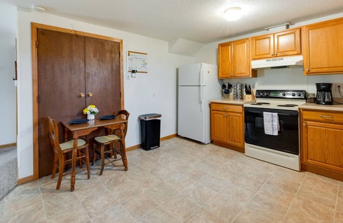 Southwest Area Apartment | Cedar Rapids Vacation Rental: 2 Mi to Downtown!