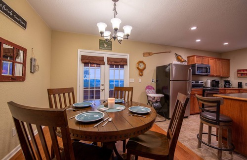 Deepwater House | Cedar Ridge, 3BR 2 Bath Cabin on Truman Lake