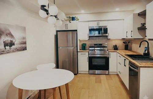 Victoria Apartment | Cedar & Sage Suite the Cozy Retreat with Full Kitchen