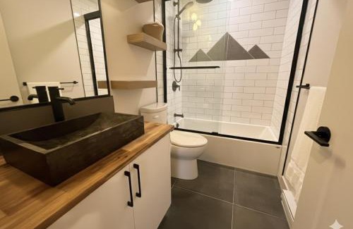 Victoria Apartment | Cedar & Sage Suite the Cozy Retreat with Full Kitchen