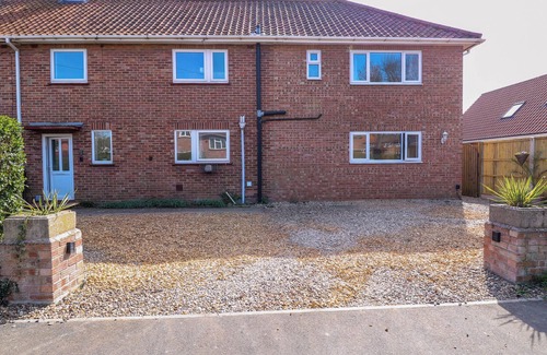 Stratton Strawless Cottage | CEDAR VIEW, pet friendly, with a garden in Coltishall