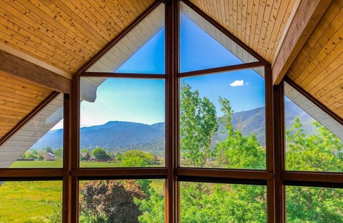 Ashland House | Cedar Wood Mountain View Retreat